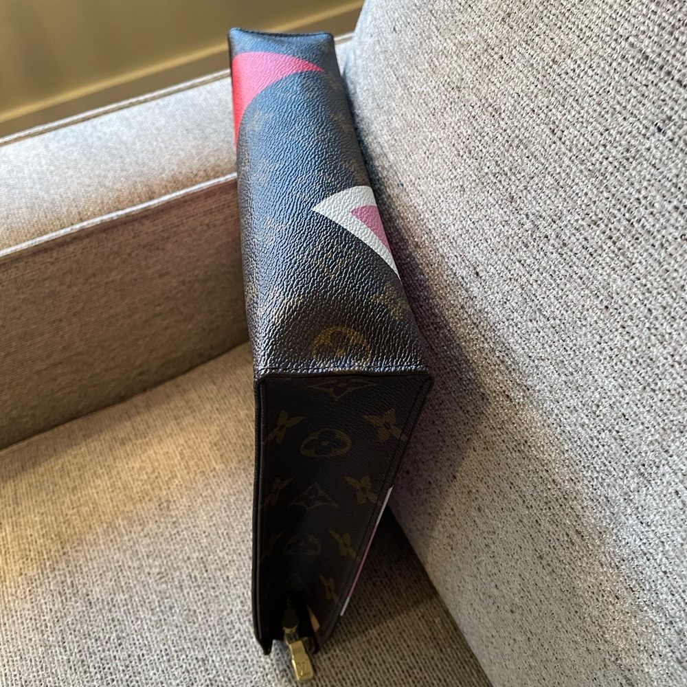 ❌❌SOLD❌❌LOUIS VUITTON❤️GAME ON TOILETRY POUCH 26❤️ - Picture 7 of 12
